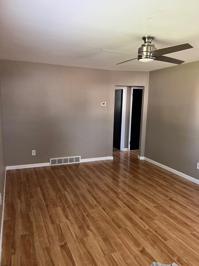 Building Photo - 1122 Sharon Ave