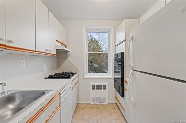 Building Photo - 700 Scarsdale Ave