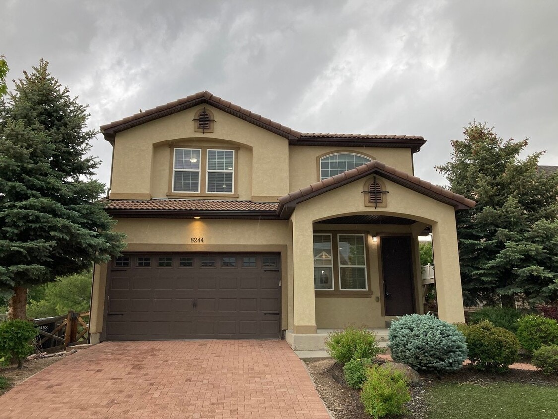 Primary Photo - 4 bedrooms and large loft in Banning Lewis...