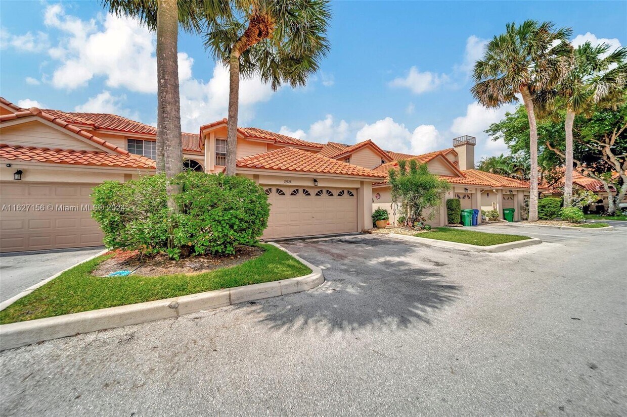 Foto principal - 10858 Cypress Glen Dr