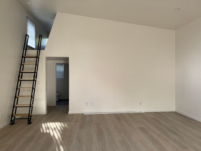 Building Photo - 320 Myrtle St