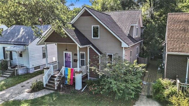 Building Photo - CHARMING 4 BED 2.5 BATH COLONIAL MINUTES F...