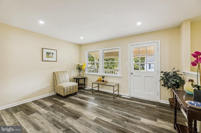 Foto del edificio - 7309 Beverly Park Dr
