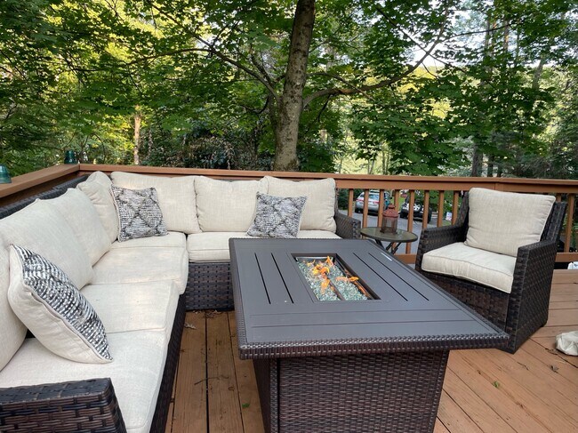 deck with sectional and firepit - 2 Azalea Ter