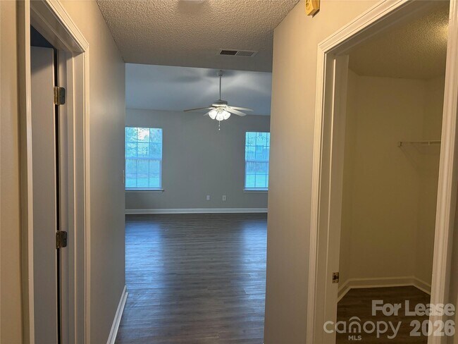 Building Photo - 4924 Aldersbrook Dr