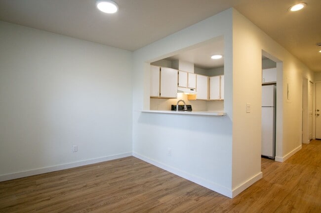 Building Photo - *RENT SPECIALS* Nicely Updated 2 Bed 2 Bat...