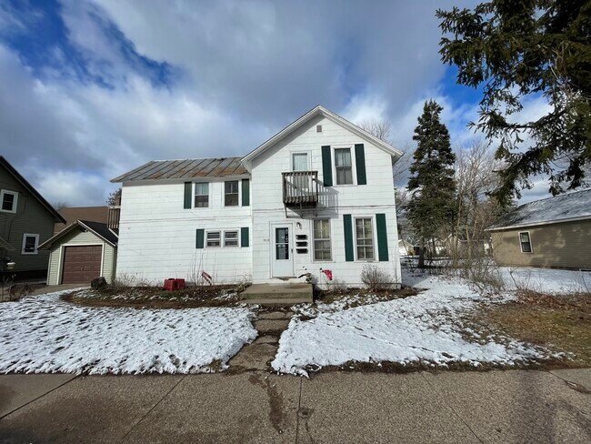 Building Photo - 2416 Algoma St