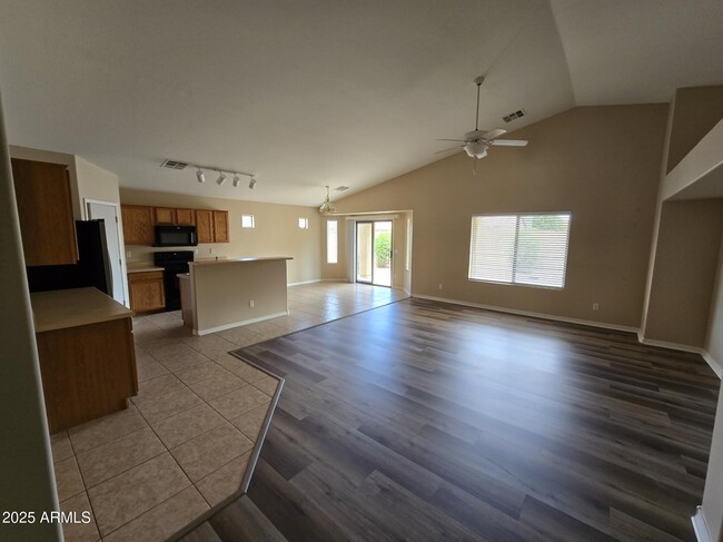 Foto del edificio - 17469 W Spring Ln