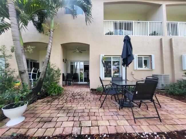 Building Photo - 3 br, 2.5 bath Townhome - 2451 SE 19th St