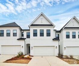 Building Photo - 6029 Mariemont Cir