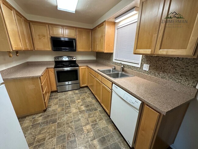 Foto del edificio - 3793-3795 Redwood Dr