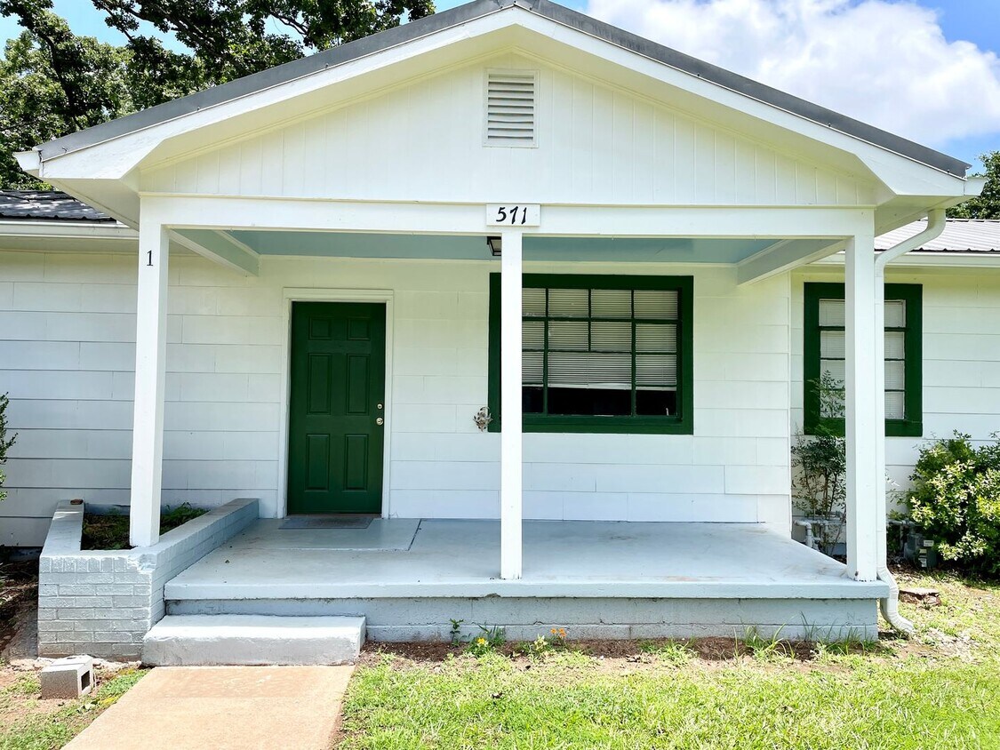 Foto principal - 571 Whitehead Rd