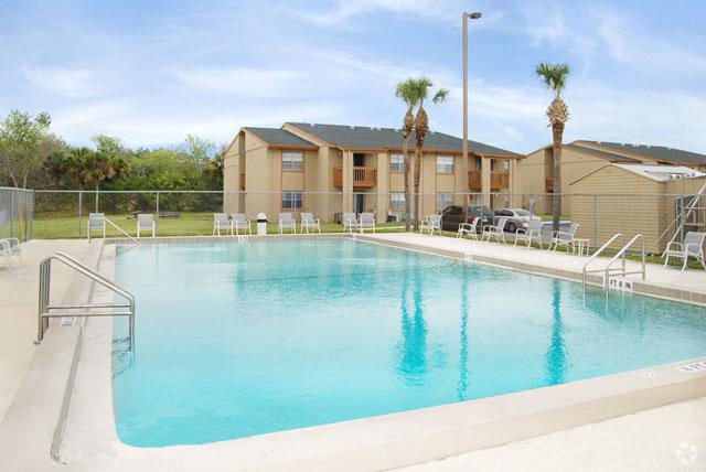 Pool - Emerald Place Apartments