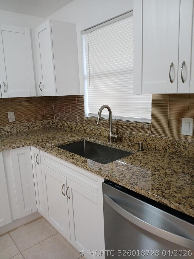 Foto del edificio - 4760 Lucerne Lakes Blvd W