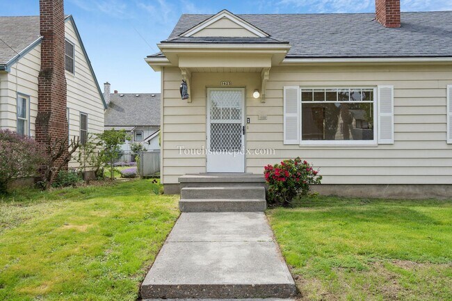 Foto del edificio - Classic Rose City Park 3 Bedroom Home with Wood Burning Fireplace