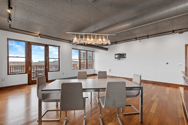 Building Photo - Stunning 3BED/2.5BATH Third Ward Condo