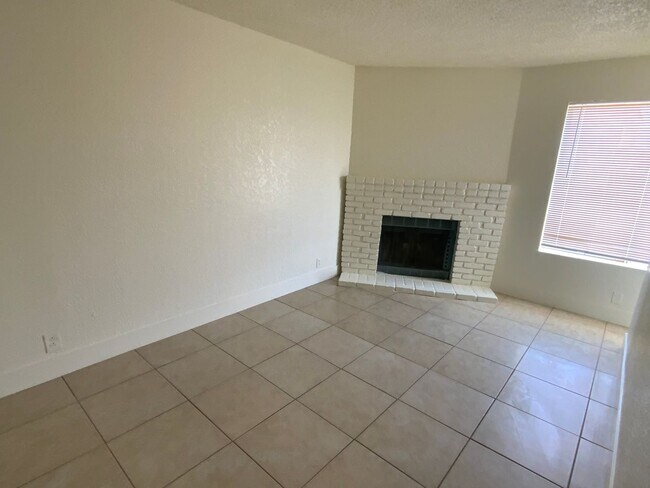 Foto del edificio - 3 Bedrooms 2 Bathrooms Apartment for Rent!