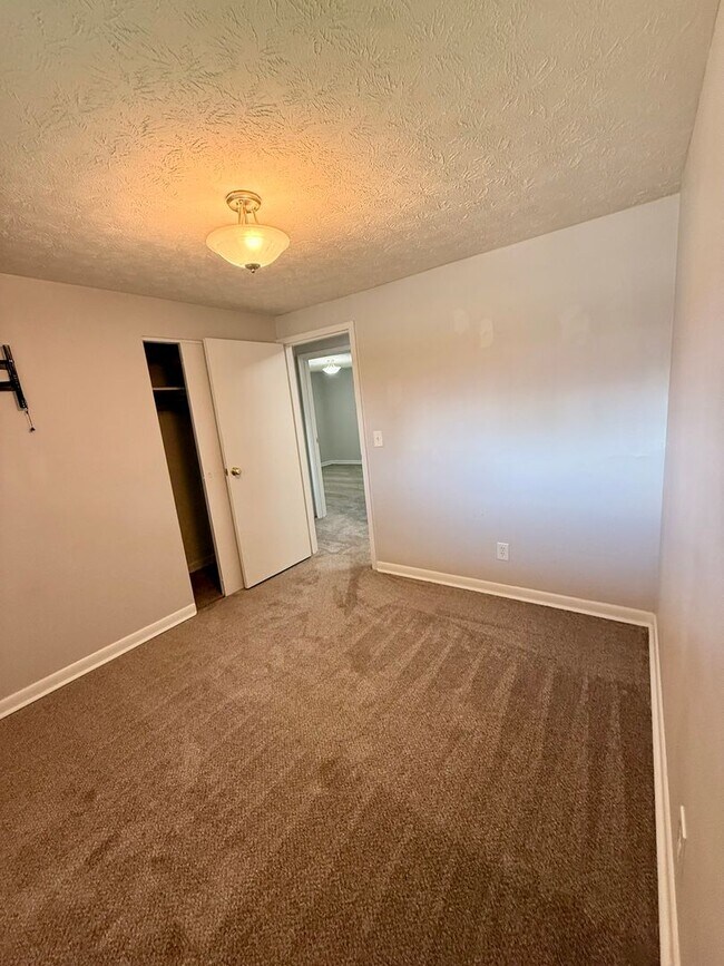 Foto del edificio - Updated 3BR Brick Ranch | Screened Porch | Attached Garage