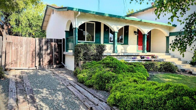 Building Photo - 3BD/2BA Tri-Level Updated Home & Walkable ...