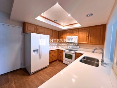 Building Photo - Tour this beautiful 3-bedroom Costa Mesa condo with a private balcony!