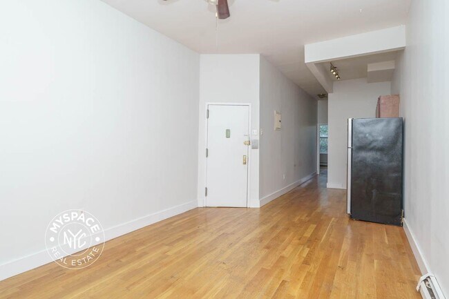 Building Photo - 828 Halsey St