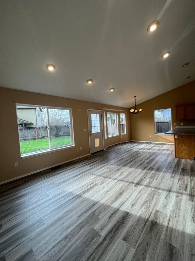 Foto del edificio - 3-Bedroom 2-Bathroom home in West Eugene