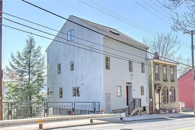 Foto del edificio - Awesome 3 or 4 Bedroom Single-Family Home in Troy Hill- 3 Level Deck and Central Air!