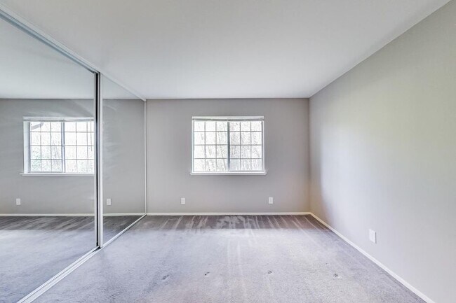 Building Photo - Pet Friendly Quiet Oasis w/Parking Include...