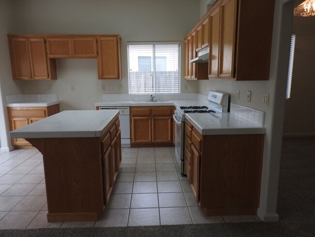 Building Photo - Cresleigh near Wild Life Preserve 3 Bedroom + Den!!