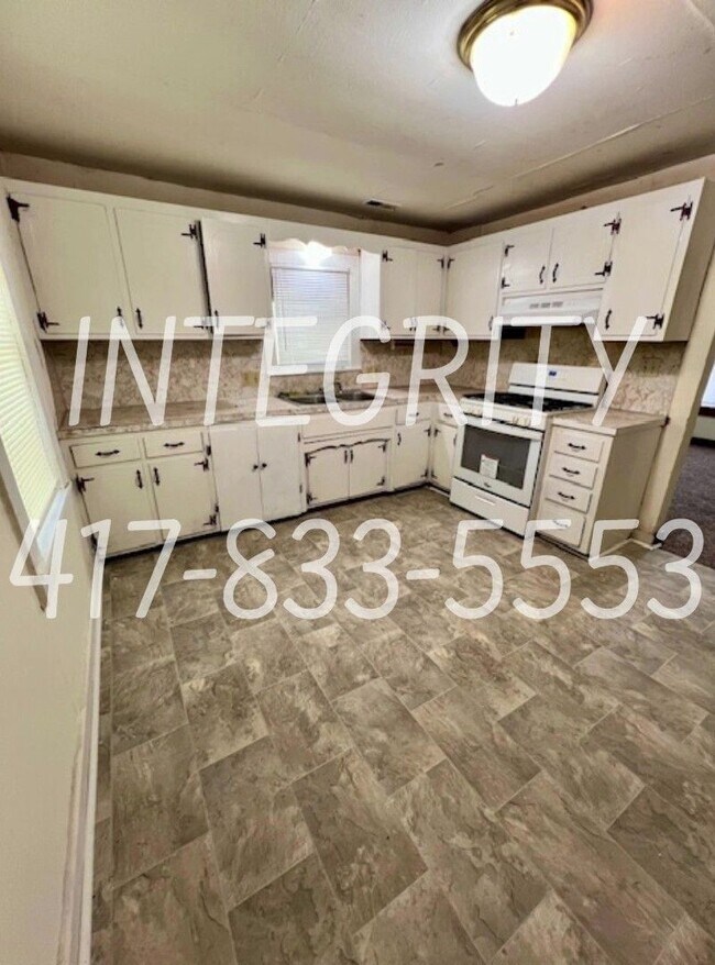 Foto del edificio - 1631 E. 8th; Springfield - HOUSE - THREE Bed; One Bath, Fenced Yard, Carport, Covered Patio