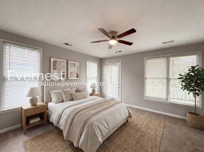 Building Photo - 3 Bed/2.5 Bath Home with Fenced Yard & Garage / Pet-Friendly / Available Now!