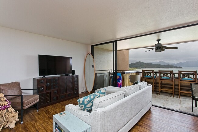 Building Photo - Three Bedroom Penthouse Townhome with beau...