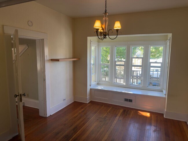 Building Photo - Bright and Spacious