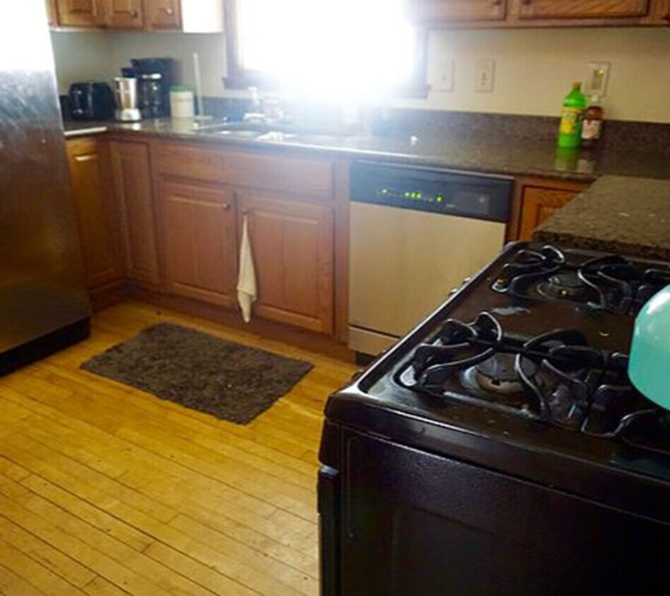 Foto del edificio - Affordable four bedroom house close to U o...