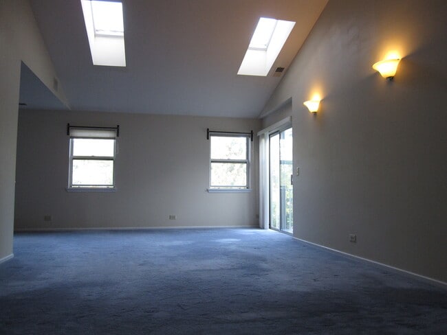 Building Photo - 2810 Meadow Ln