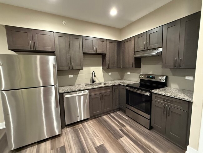 Building Photo - 400 E Hillcrest Dr