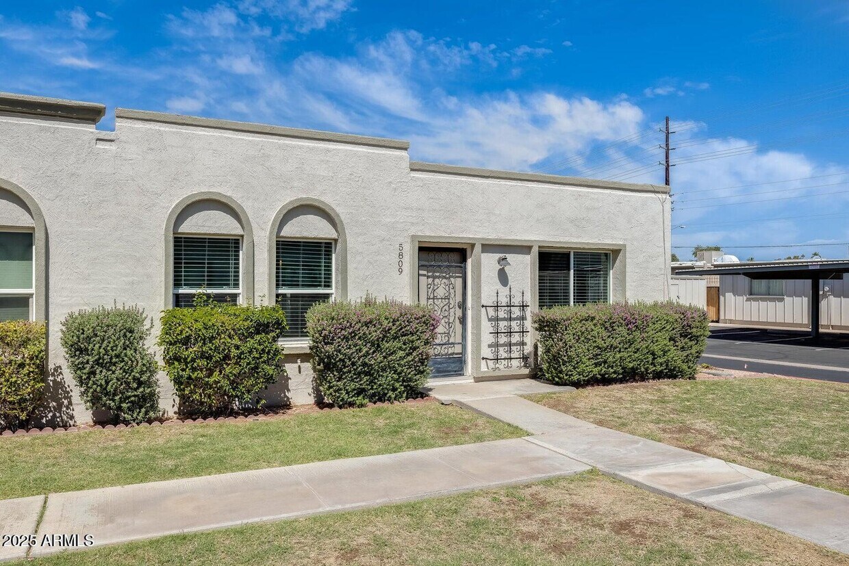 Foto principal - 5809 E Thomas Rd