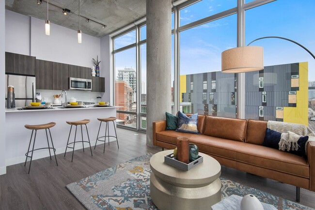 Building Photo - Luxury Penthouse in River West