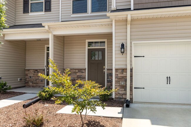 Foto del edificio - Beautiful 3 Bedroom 1 Car-Garage Townhome ...
