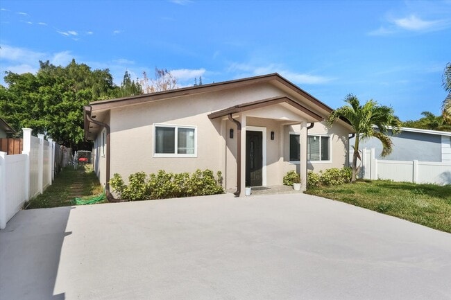 Building Photo - Single Family Home in Non HOA East Boca Raton