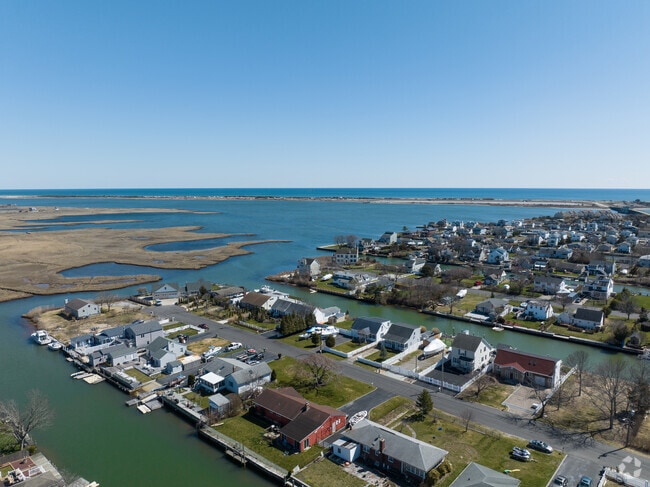 This community is a Boater's paradise. Each home comes with bulkhead to dock your boat.