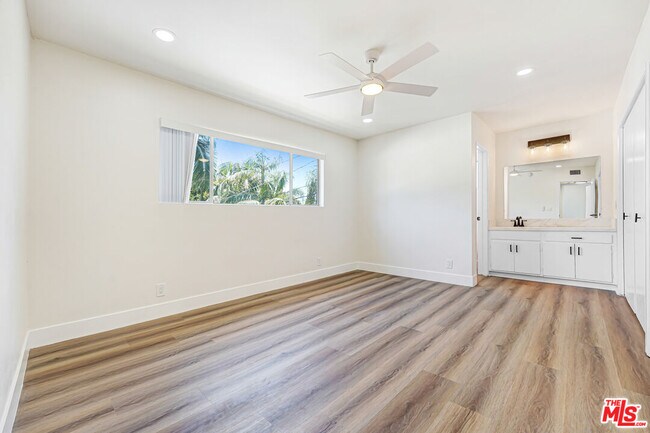 Foto del edificio - 8208 Romaine St