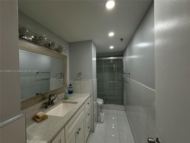 Building Photo - 4001 Hillcrest Dr