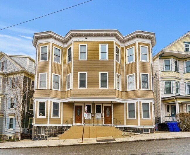 Building Photo - 144 Hemenway St