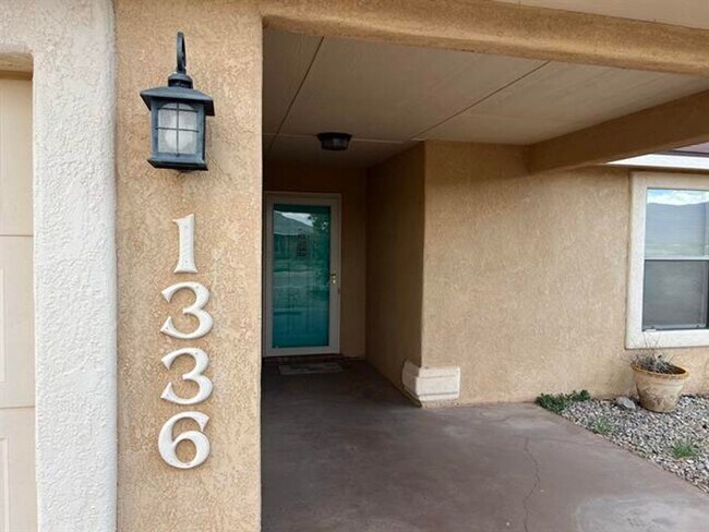 Foto del edificio - Lovely 3 Bedroom 2 bathroom home with pool