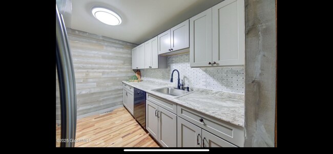 Foto del edificio - 551 Sand Creek Rd