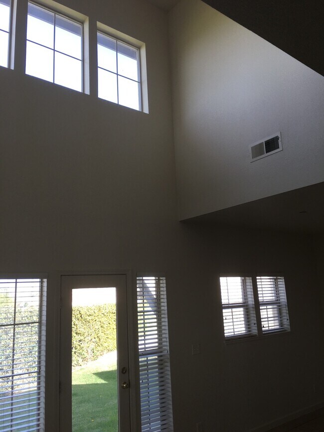 Foto del edificio - Luxury Townhome for Rent in Greenfield