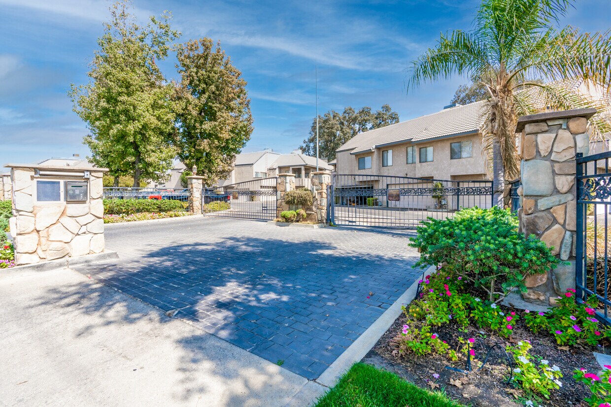 2463 N 11th Ave Unit D, Hanford, CA 93230 Condo for Rent in Hanford