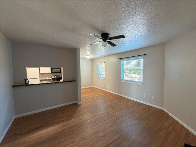 Foto del edificio - 6723 Heards Ln