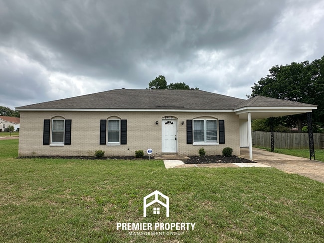 Charming 3BR/2BA in Bartlett | Hardwood Floors & Spacious Fenced Backyard - Charming 3BR/2BA in Bartlett | Hardwood Floors & Spacious Fenced Backyard House